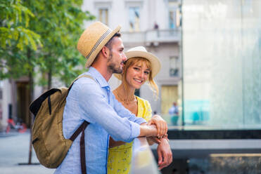 Schönes Liebespaar beim Sightseeing im Stadtzentrum - Verspielte Touristen beim Besuch einer berühmten europäischen Stadt - DMDF01345