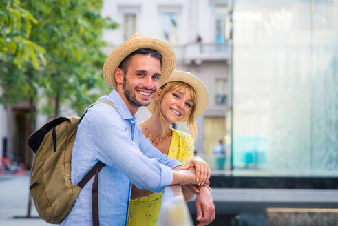 Schönes Liebespaar beim Sightseeing im Stadtzentrum - Verspielte Touristen beim Besuch einer berühmten europäischen Stadt - DMDF01346