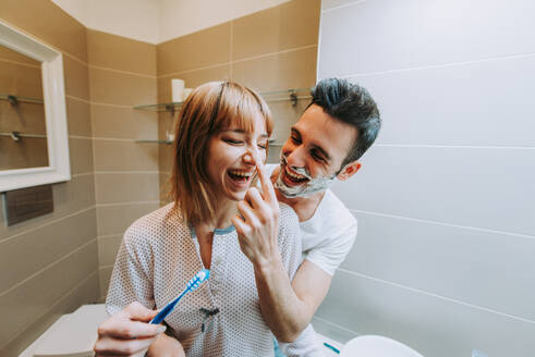 Two young adults at home - Beautiful couple having fun in the bathroom - DMDF01376