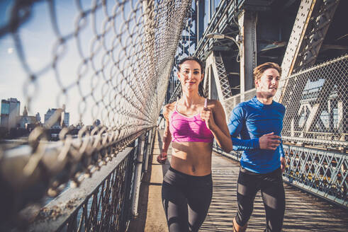 Couple running in Brooklyin. Urban runners on the move in New york - DMDF01379