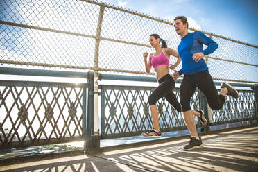 Couple running in Brooklyin. Urban runners on the move in New york - DMDF01380