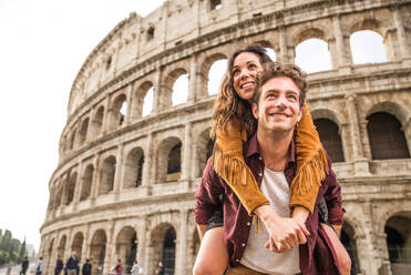 Junges Paar am Kolosseum, Rom - Glückliche Touristen besuchen italienische Sehenswürdigkeiten - DMDF01383