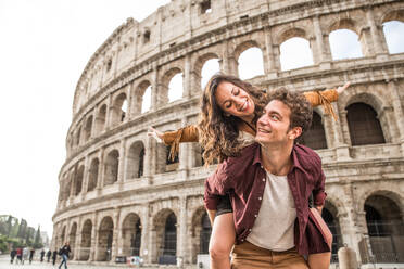 Junges Paar am Kolosseum, Rom - Glückliche Touristen besuchen italienische Sehenswürdigkeiten - DMDF01384