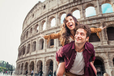 Junges Paar am Kolosseum, Rom - Glückliche Touristen besuchen italienische Sehenswürdigkeiten - DMDF01385