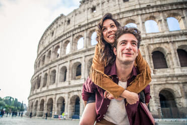 Junges Paar am Kolosseum, Rom - Glückliche Touristen besuchen italienische Sehenswürdigkeiten - DMDF01386