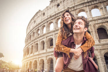 Junges Paar am Kolosseum, Rom - Glückliche Touristen besuchen italienische Sehenswürdigkeiten - DMDF01387