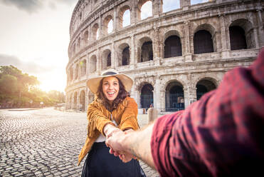 Junges Paar am Kolosseum, Rom - Glückliche Touristen besuchen italienische Sehenswürdigkeiten - DMDF01396