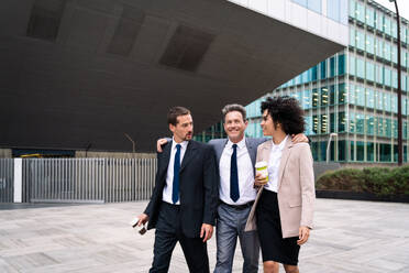 Multirassische Gruppe von Geschäftsleuten, die sich im Freien treffen - Internationales Unternehmensteam in elegantem Anzug trifft sich in einem Gewerbegebiet - DMDF01454