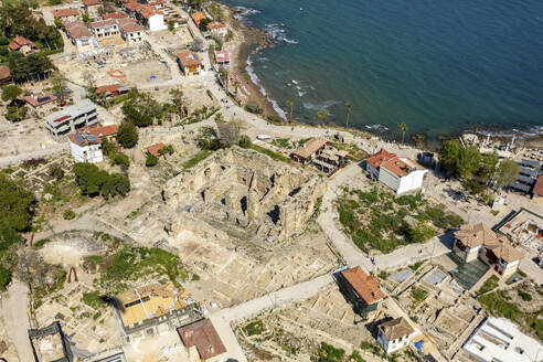 Luftaufnahme der historischen Ruinen in Side, Antalya, Türkei. - AAEF19489