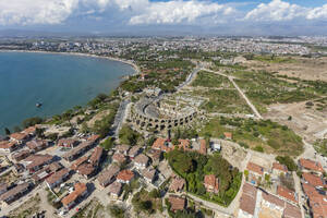 Luftaufnahme des antiken Theaters in Side, Antalya, Türkei. - AAEF19490