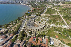 Luftaufnahme des antiken Theaters in Side, Antalya, Türkei. - AAEF19492