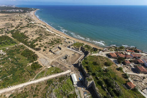 Luftaufnahme der historischen Ruinen in Side, Antalya, Türkei. - AAEF19493