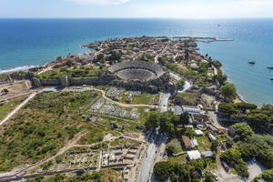 Luftaufnahme des antiken Theaters in Side, Antalya, Türkei. - AAEF19494