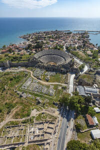 Luftaufnahme des antiken Theaters in Side, Antalya, Türkei. - AAEF19495