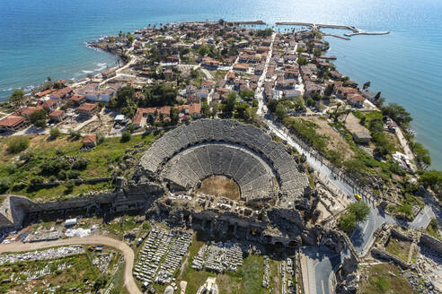 Luftaufnahme des antiken Theaters in Side, Antalya, Türkei. - AAEF19496