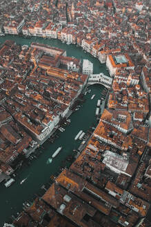 Aerial view of the Rialto Bridge and the grand canal, Venice, Italy. - AAEF19567