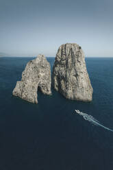 Luftaufnahme der Faraglioni von Capri, Neapel, Italien. - AAEF19713