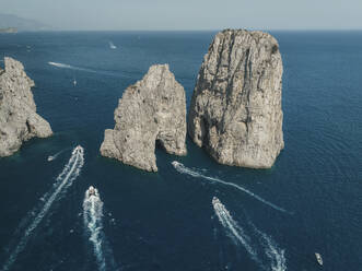 Luftaufnahme von Booten in der Nähe der Faraglioni von Capri, Neapel, Italien. - AAEF19714