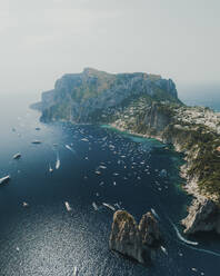 Luftaufnahme von Booten in der Nähe der Faraglioni von Capri, Neapel, Italien. - AAEF19717