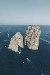 Luftaufnahme von Booten in der Nähe der Faraglioni von Capri, Neapel, Italien. - AAEF19719