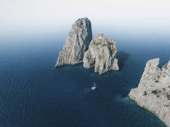 Luftaufnahme der Faraglioni von Capri, Neapel, Italien. - AAEF19736