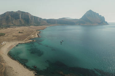 Panoramablick auf den Strand von Macari und den Berg Cofano, Sizilien, Italien. - AAEF19767