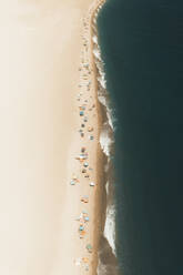 Luftaufnahme eines Strandes mit aufgereihten Sonnenschirmen, Sizilien, Italien. - AAEF19776