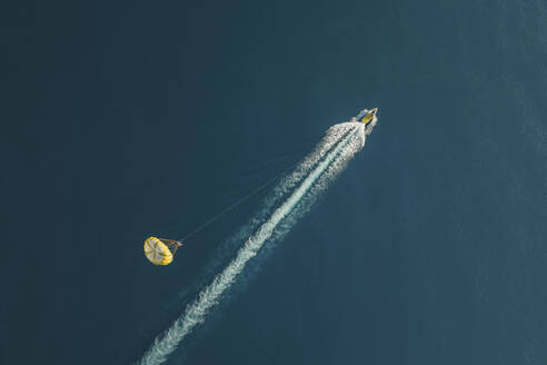 Luftaufnahme eines Fallschirms über dem Meer, Sizilien, Italien. - AAEF19782