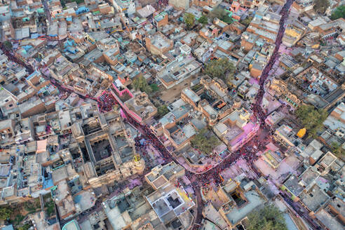 Aerial view of Shri Raas Bihari Temple during the Holy colour festival in Barsana, Uttar Pradesh, India. - AAEF19904