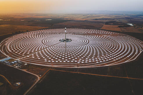 Luftaufnahme einer großen kreisförmigen Solaranlage in Andalusien bei Sevilla, Spanien. - AAEF19965