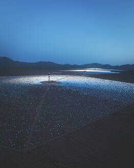 Luftaufnahme einer konzentrierten solarthermischen Anlage in der Mojave-Wüste, Kalifornien, in der Nähe von Las Vegas, Vereinigte Staaten. - AAEF19997