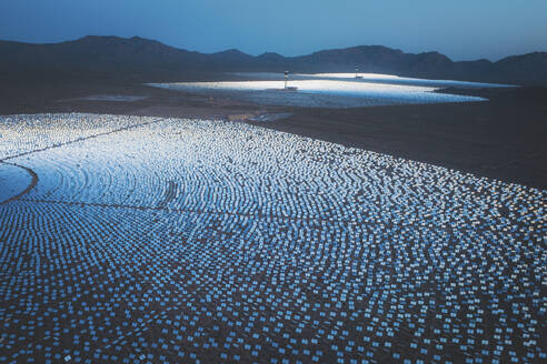 Luftaufnahme einer konzentrierten solarthermischen Anlage in der Mojave-Wüste, Kalifornien, in der Nähe von Las Vegas, Vereinigte Staaten. - AAEF19998