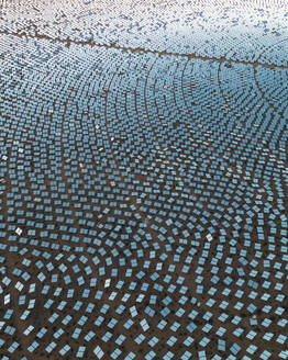 Luftaufnahme einer konzentrierten solarthermischen Anlage in der Mojave-Wüste, Kalifornien, in der Nähe von Las Vegas, Vereinigte Staaten. - AAEF20000