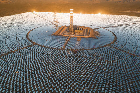 Luftaufnahme einer konzentrierten solarthermischen Anlage in der Mojave-Wüste, Kalifornien, in der Nähe von Las Vegas, Vereinigte Staaten. - AAEF20005