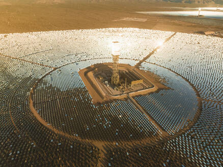 Luftaufnahme einer konzentrierten solarthermischen Anlage in der Mojave-Wüste, Kalifornien, in der Nähe von Las Vegas, Vereinigte Staaten. - AAEF20006