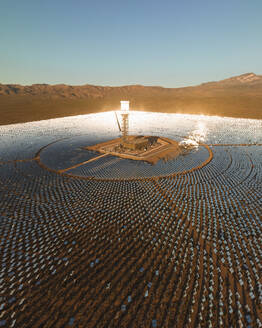 Luftaufnahme einer konzentrierten solarthermischen Anlage in der Mojave-Wüste, Kalifornien, in der Nähe von Las Vegas, Vereinigte Staaten. - AAEF20008