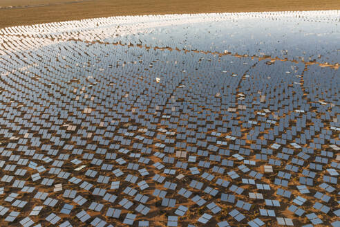 Luftaufnahme einer konzentrierten solarthermischen Anlage in der Mojave-Wüste, Kalifornien, in der Nähe von Las Vegas, Vereinigte Staaten. - AAEF20009