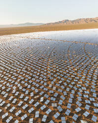 Luftaufnahme einer konzentrierten solarthermischen Anlage in der Mojave-Wüste, Kalifornien, in der Nähe von Las Vegas, Vereinigte Staaten. - AAEF20010