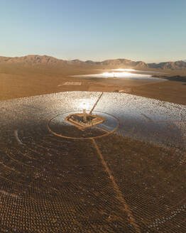 Luftaufnahme einer konzentrierten solarthermischen Anlage in der Mojave-Wüste, Kalifornien, in der Nähe von Las Vegas, Vereinigte Staaten. - AAEF20012