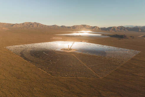 Luftaufnahme einer konzentrierten solarthermischen Anlage in der Mojave-Wüste, Kalifornien, in der Nähe von Las Vegas, Vereinigte Staaten. - AAEF20013