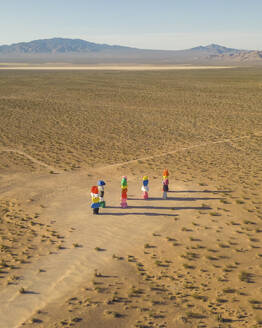 Luftaufnahme der Kunstskulptur Seven Magic Mountains, in der Nähe von Las Vegas, Nevada, Vereinigte Staaten. - AAEF20014