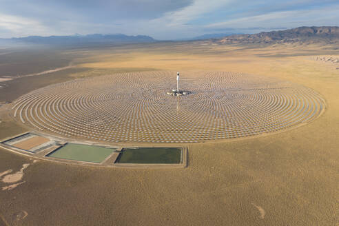 Luftaufnahme eines solarthermischen Kraftwerks in der Nähe von Tonopah, Nevada, Vereinigte Staaten. - AAEF20015