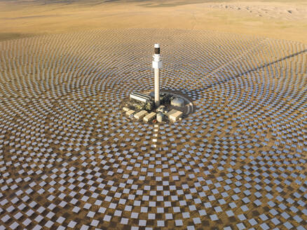 Luftaufnahme eines solarthermischen Kraftwerks in der Nähe von Tonopah, Nevada, Vereinigte Staaten. - AAEF20017