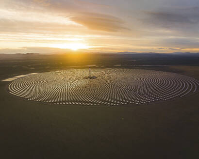 Luftaufnahme eines solarthermischen Kraftwerks in der Nähe von Tonopah, Nevada, Vereinigte Staaten. - AAEF20018