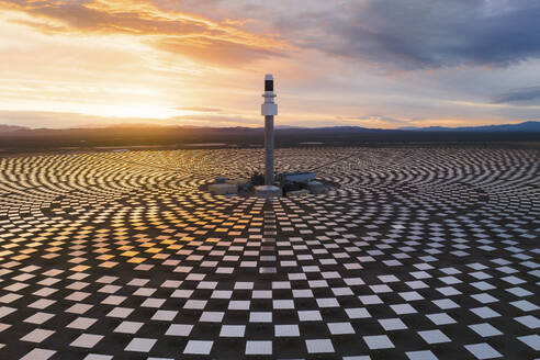 Luftaufnahme eines solarthermischen Kraftwerks in der Nähe von Tonopah, Nevada, Vereinigte Staaten. - AAEF20020