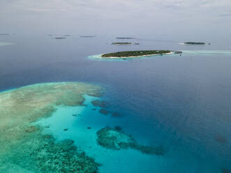 Luftaufnahme von Inseln mit weißem Strand und blauem Meer, Baa Atoll, Malediven. - AAEF20060