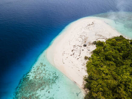 Luftaufnahme einer einsamen Insel mit weißem Strand und klarem, blauem Meer, Baa Atoll, Malediven. - AAEF20064