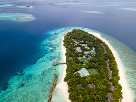 Luftaufnahme einer tropischen Insel mit Wasservilla entlang der klaren Meeresküste, Baa Atoll, Malediven. - AAEF20066
