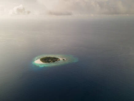 Luftaufnahme einer tropischen Insel mit Wasservilla im klaren Ozean, Baa Atoll, Malediven. - AAEF20076