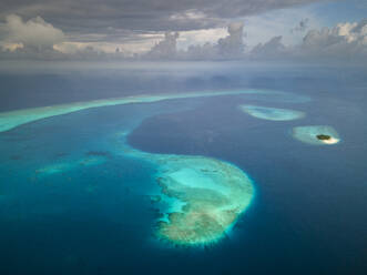 Luftaufnahme von Inseln mit weißem Strand und blauem Meer, Baa Atoll, Malediven. - AAEF20081